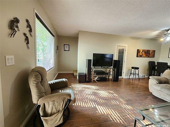 4th image of 421 Mann Ave