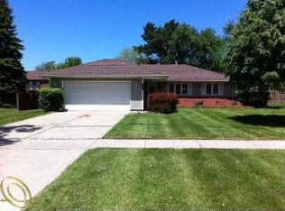 950 North Rd, Fenton, MI 48430