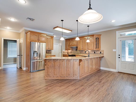 4th image of 1060 Marion Dr