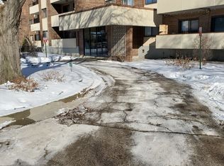 9242 Gross Point Rd APT 107, Skokie, IL 60077