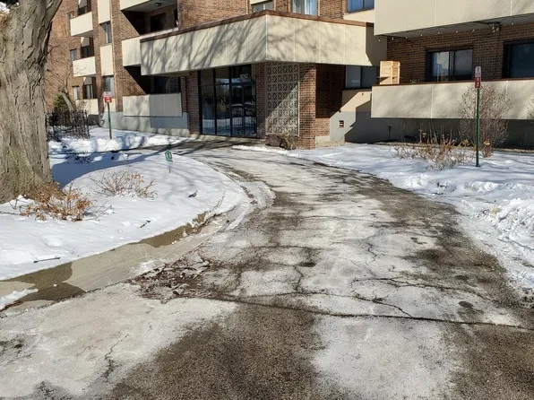 9242 Gross Point Rd APT 107, Skokie, IL 60077