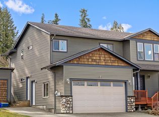 2735 B Rydal Ave, Cumberland, BC V0R 1S0