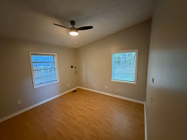 688 Inglewood Dr SE — Photo 17