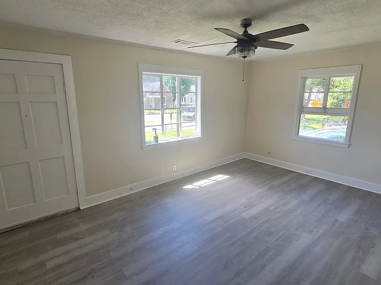1638 Burton Ave — Photo 6