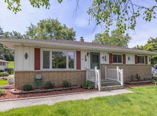 18265 W Thornapple Ln, New Berlin, WI 53146