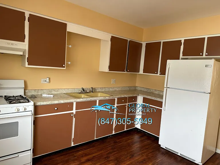 260 E Grand Ave — Photo 11