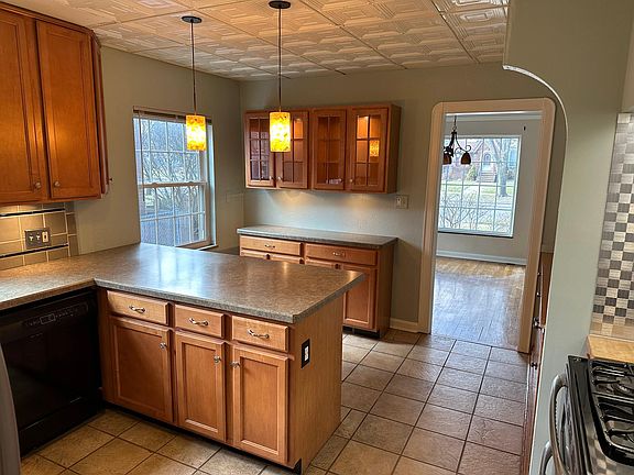 Breakfast bar and plenty of storage