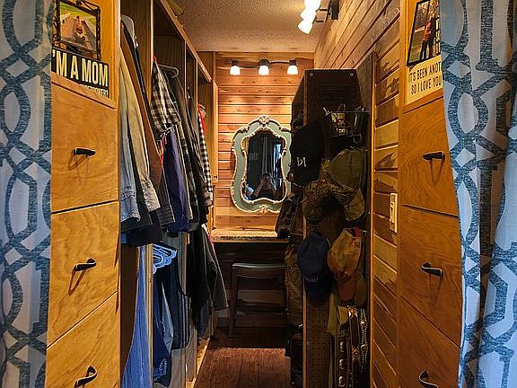 Cedar Master Closet w/Vanity