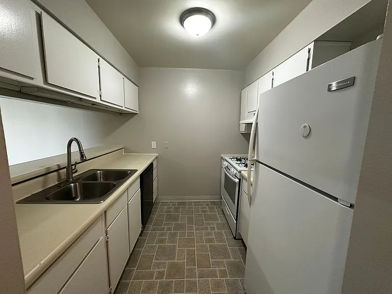 Coventry Court West Apartments — Photo 66