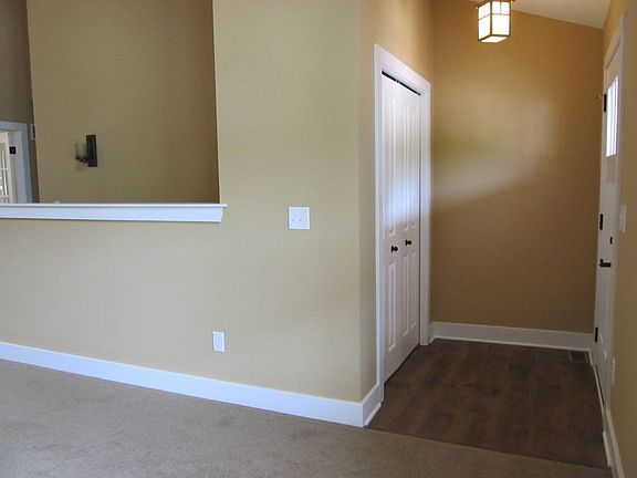 4th image of 628 Oakwood Dr