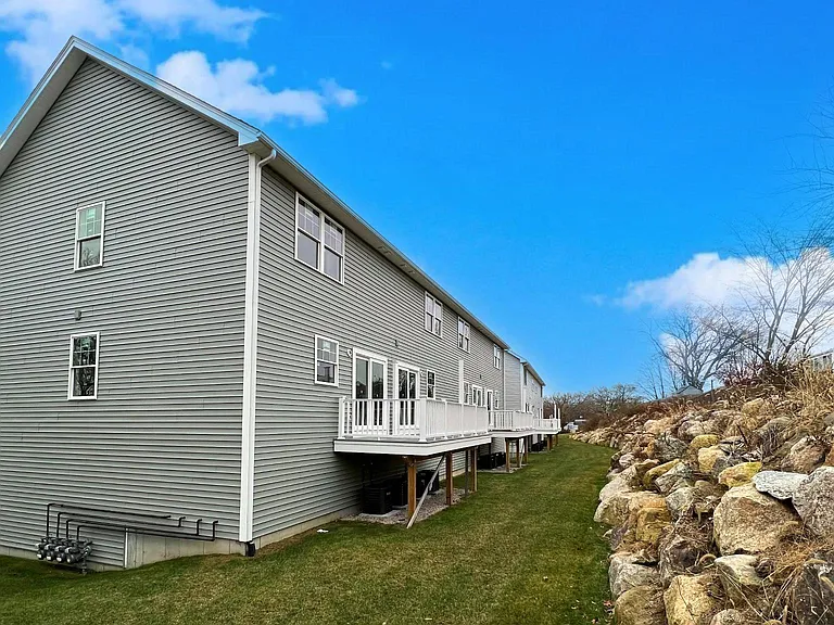 83 Pulaski St — Photo 2