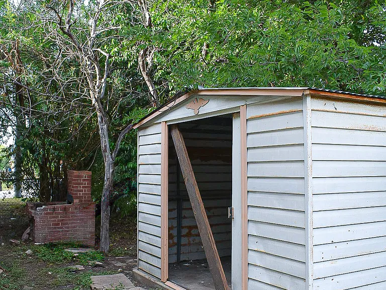 2246 E Houston St — Photo 38