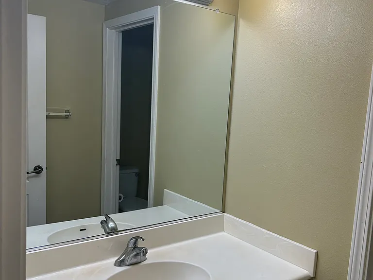 BATHROOM UPSTAIRS