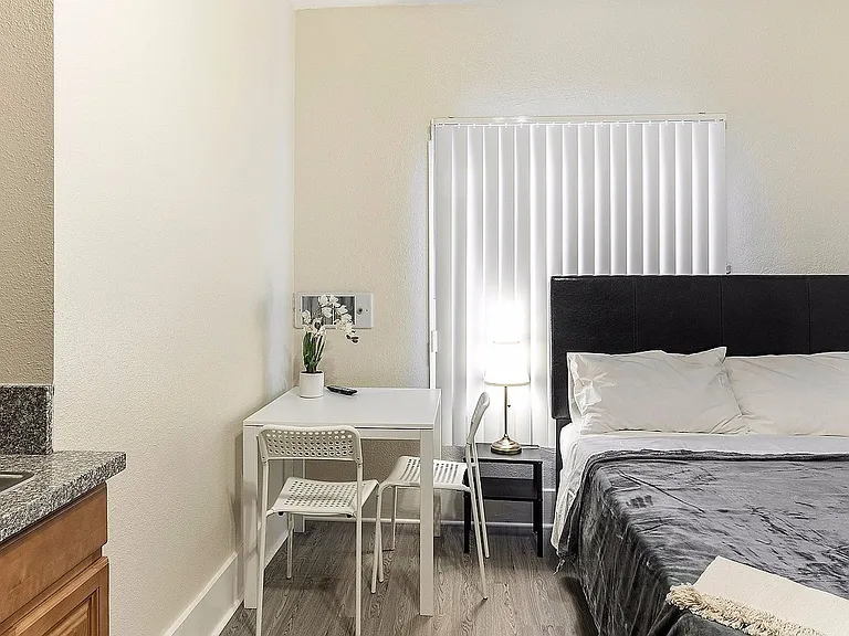 Portside Studio Apartments — Photo 31