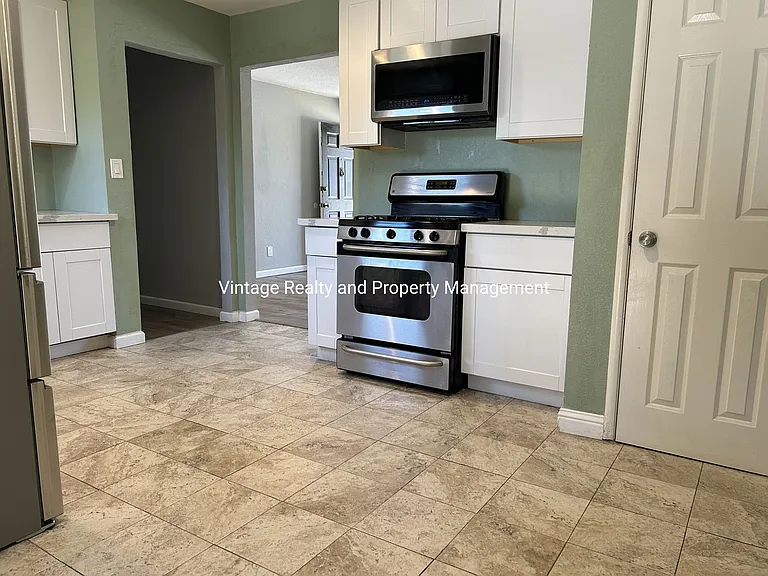 476 E Downs St — Photo 6