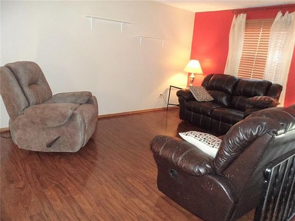 4th image of 564 Waterbury Dr