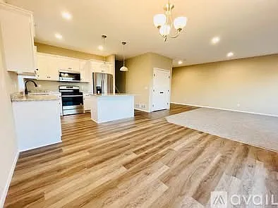 1031 45th Ave NE — Photo 2