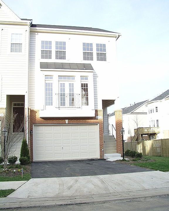 24719 Clock Tower Sq, Stone Ridge, VA 20105