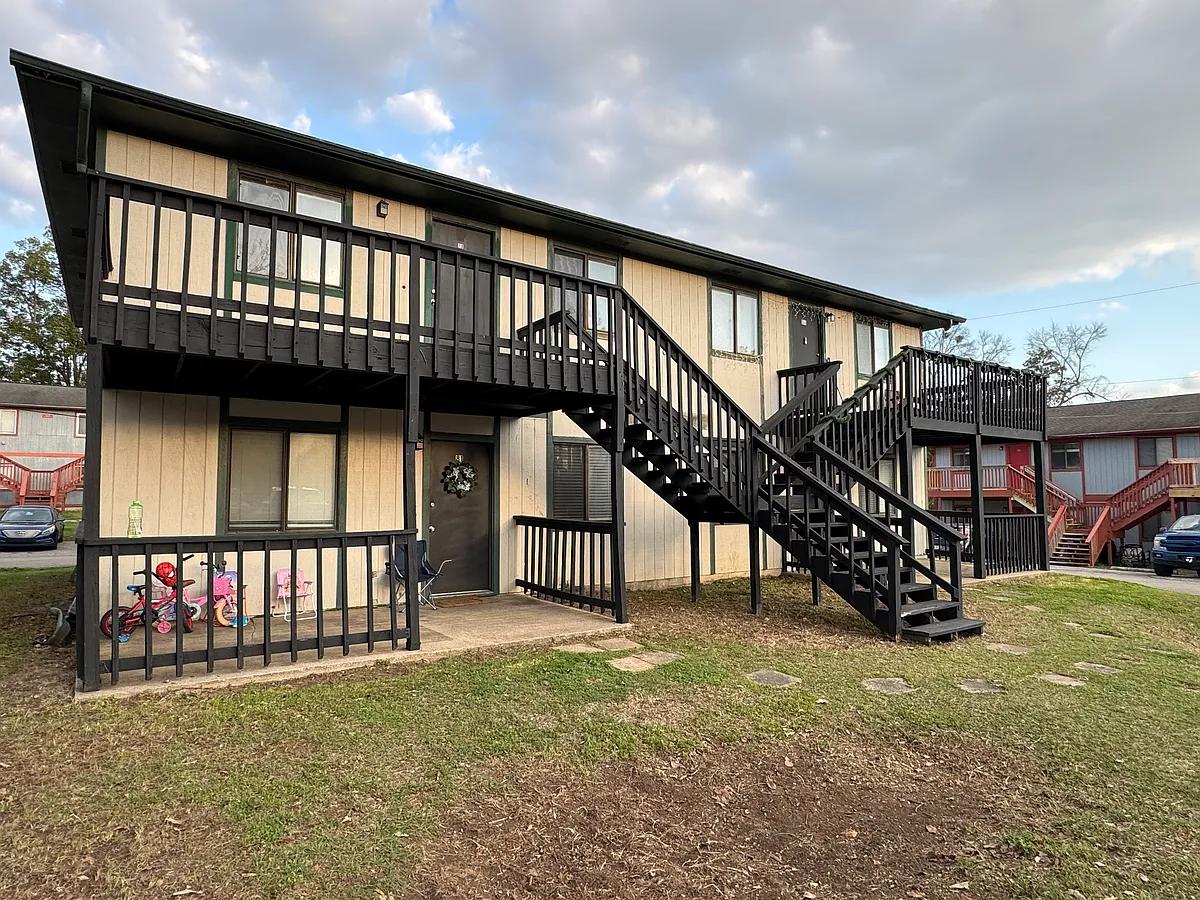 Building Photo - 303 S Lipona Rd #83
