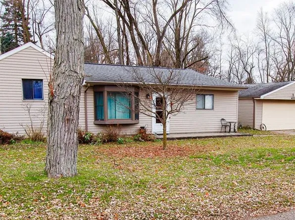 4271 Maple Blvd, West Bloomfield, MI 48323