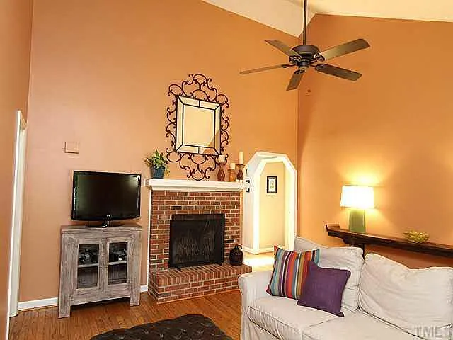 644 Woods Mill Cir — Photo 2
