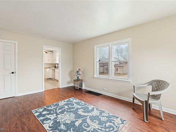 5th image of 1423 22nd St NE