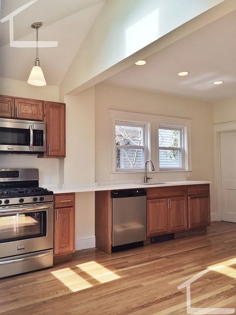 Rare Single Family 4BR/3BA w/laundry, parking, yard! 9/1 — Photo 1