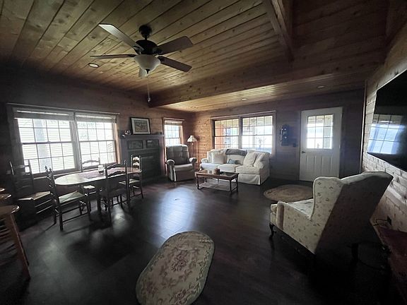3rd image of 644 Candlewick Dr NE