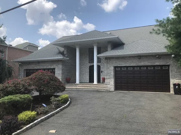 229 10th St, Palisades Park, NJ 07650