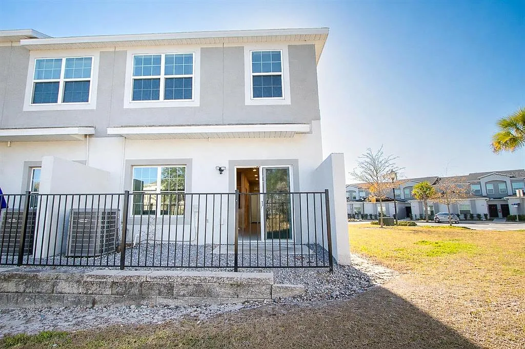 3 bed, 2.5 bath, 1548 sqft, $2,200 — Photo 4