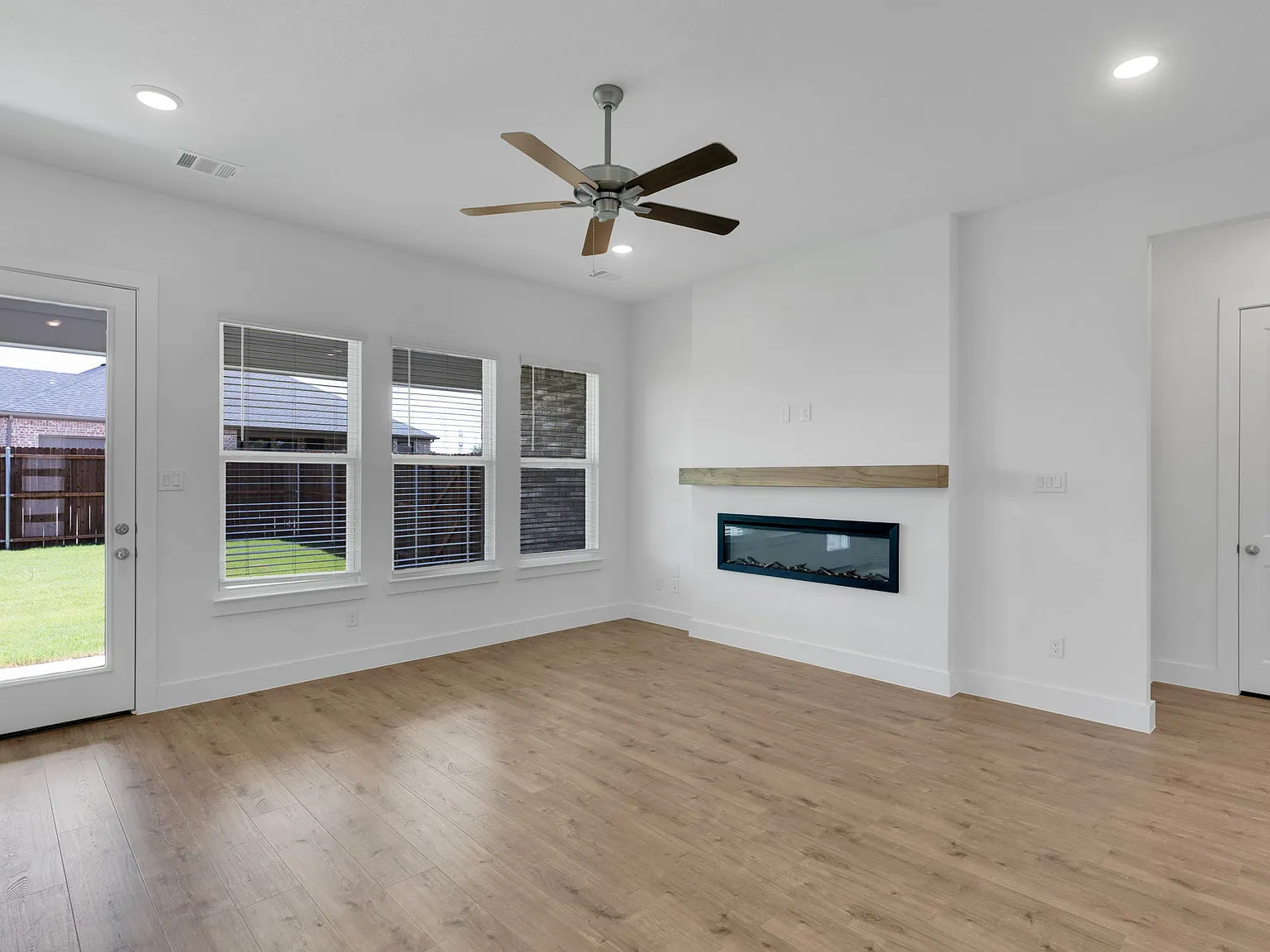 3 bed, 2.5 bath, 2304 sqft, $3,200 — Photo 2