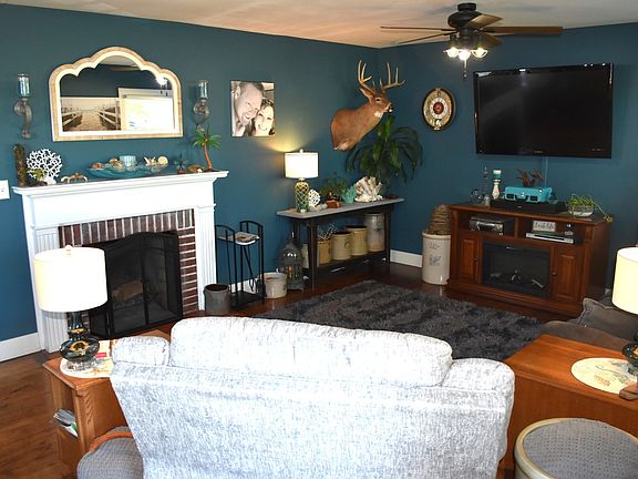 3rd image of 403 E Elm St