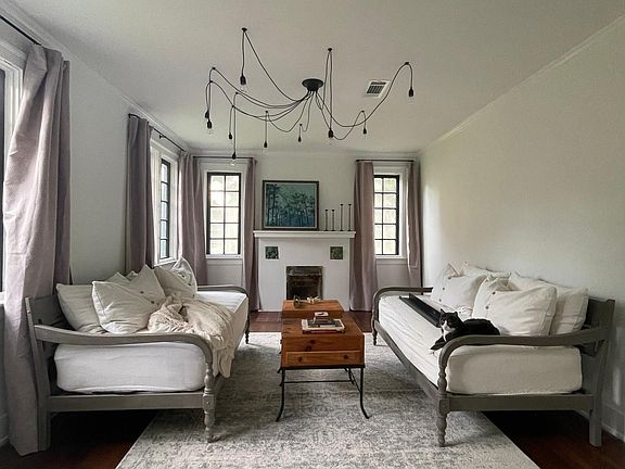 2nd living room/guest sleeping