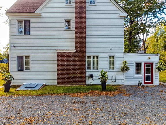 4th image of 68 Cottage St