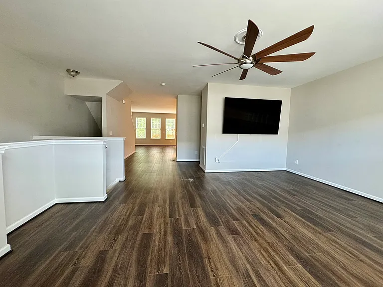 1025 Lathrop Ln — Photo 6