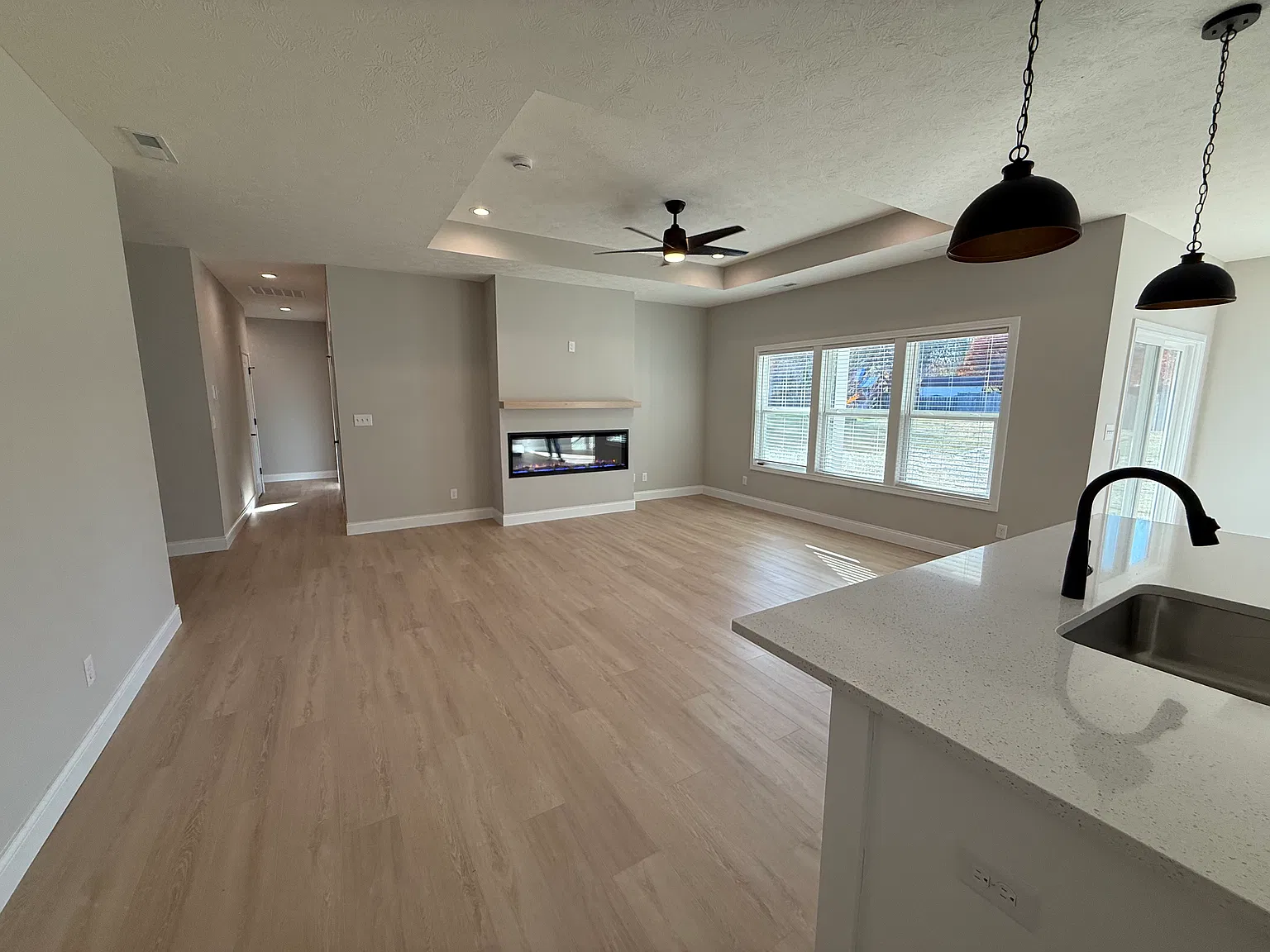 2304 Robinhood Ln — Photo 4