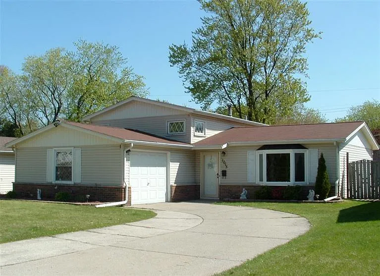 1015 N Lafayette St — Photo 1