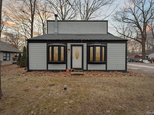 6491 Woodland Rd, Whitmore Lake, MI 48189