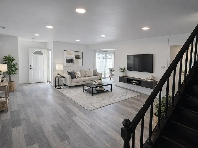 325 Bayview Point — Photo 2