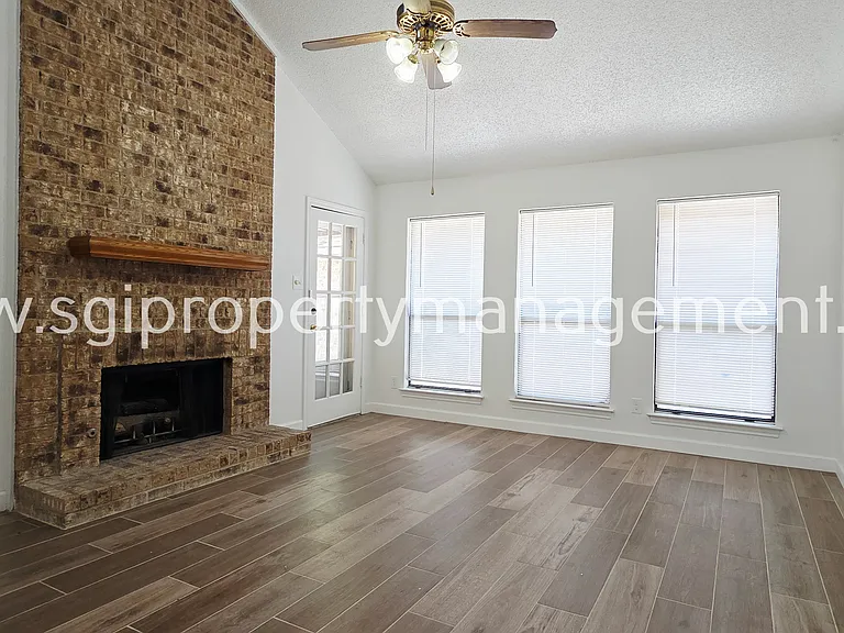 2408 Centaurus Dr — Photo 10