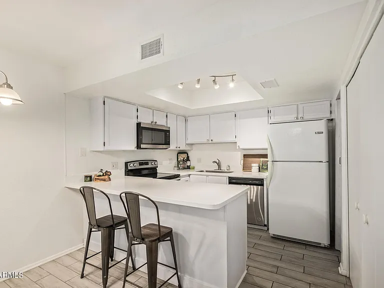 2131 E 10th St #3 — Photo 7
