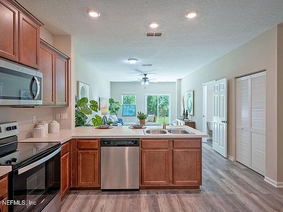 4th image of 883 CAPITOL Parkway