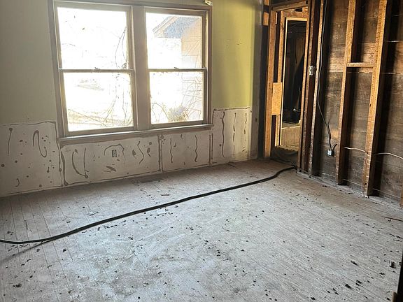 3rd image of 522 W Blackwell Ave