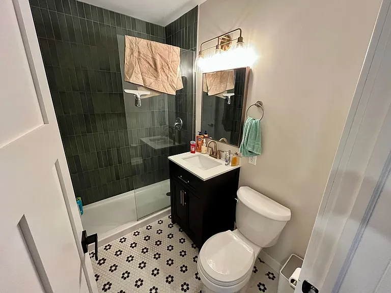 2600 E Kenwood Blvd — Photo 57