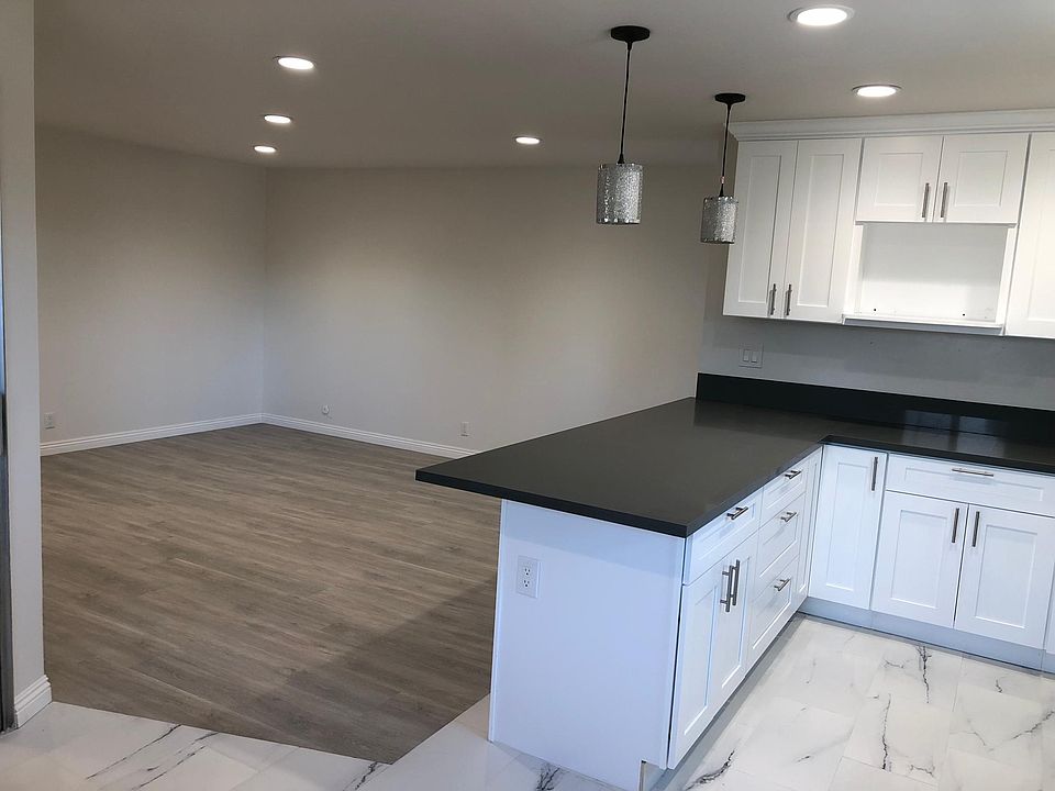SPACIOUS LIVING ROOM WITH DIRECT ACCESS TO THE KITCHEN AREA.