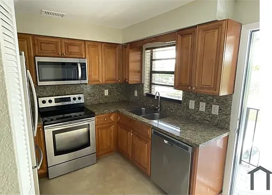 3 bed, 1350 sqft, $2,700 — Photo 3