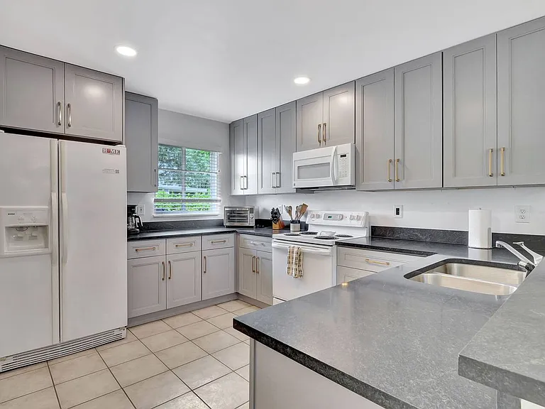 1203 SW 31st Ter — Photo 13