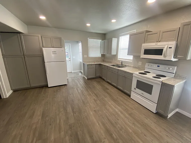 822 4th St #A — Photo 1