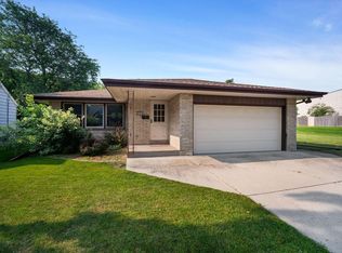 2805 E Cudahy Ave, Saint Francis, WI 53235
