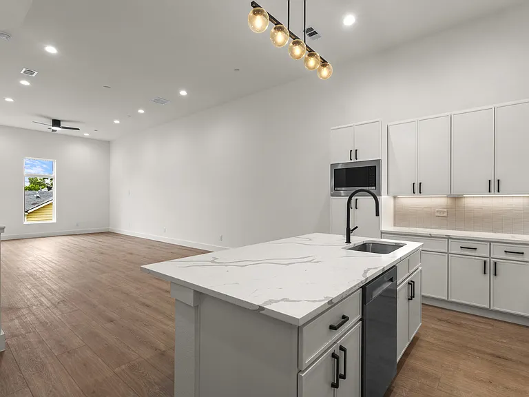 2203 Hondo Ave #202 — Photo 18